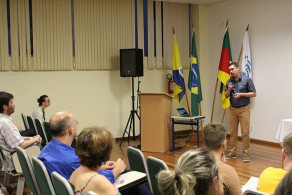 Acadêmicos participam de aula inaugural na noite de segunda-feira