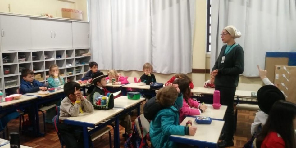 Turma do Currículo Bilíngue recebe visita da nutricionista Thais