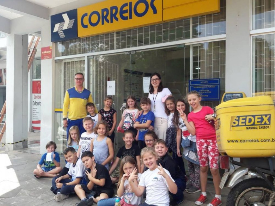 Turma do 3º ano do Instituto Ivoti leva cartas aos correios