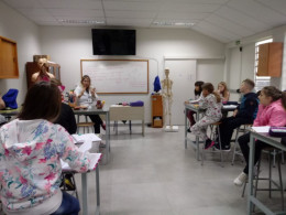 Aula sobre o sistema cardiovascular no laboratório de Ciências