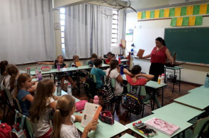Escritora Leani Koppe visita as turmas do 4º ano