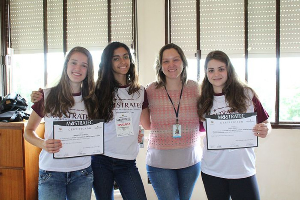 Alunas do 9º ano apresentam trabalho na Mostratec Júnior