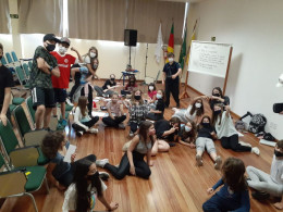 Aula de inglês tem viagens em família como tema para criação de scrapbook
