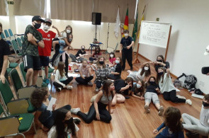 Aula de inglês tem viagens em família como tema para criação de scrapbook