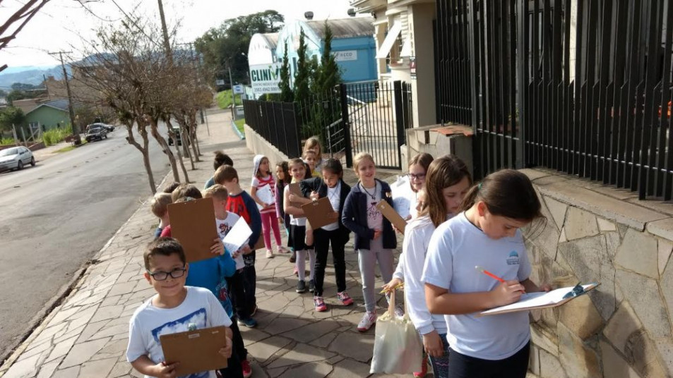 Turma faz caminhada de reconhecimento pelo bairro Sete de Setembro