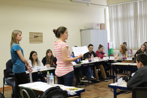 Acadêmicos assumem sala de aula ainda antes do estágio obrigatório