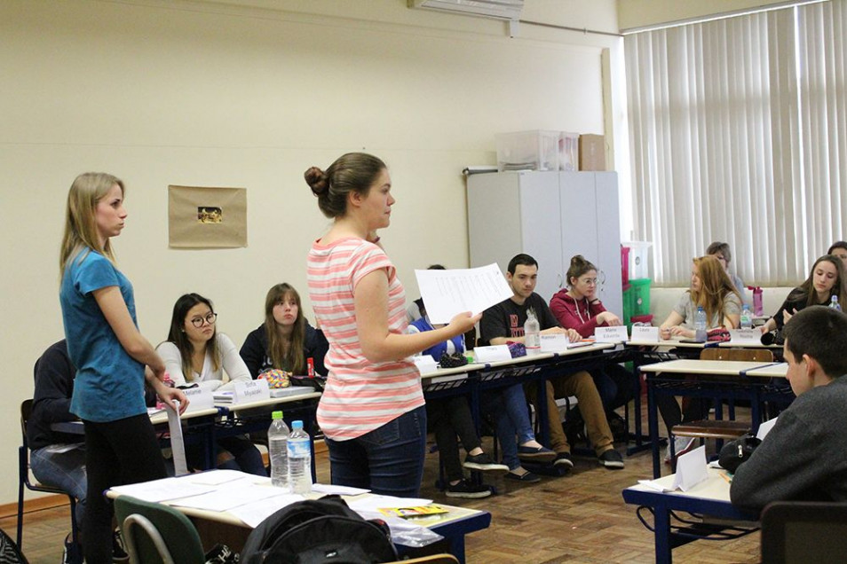 Acadêmicos assumem sala de aula ainda antes do estágio obrigatório