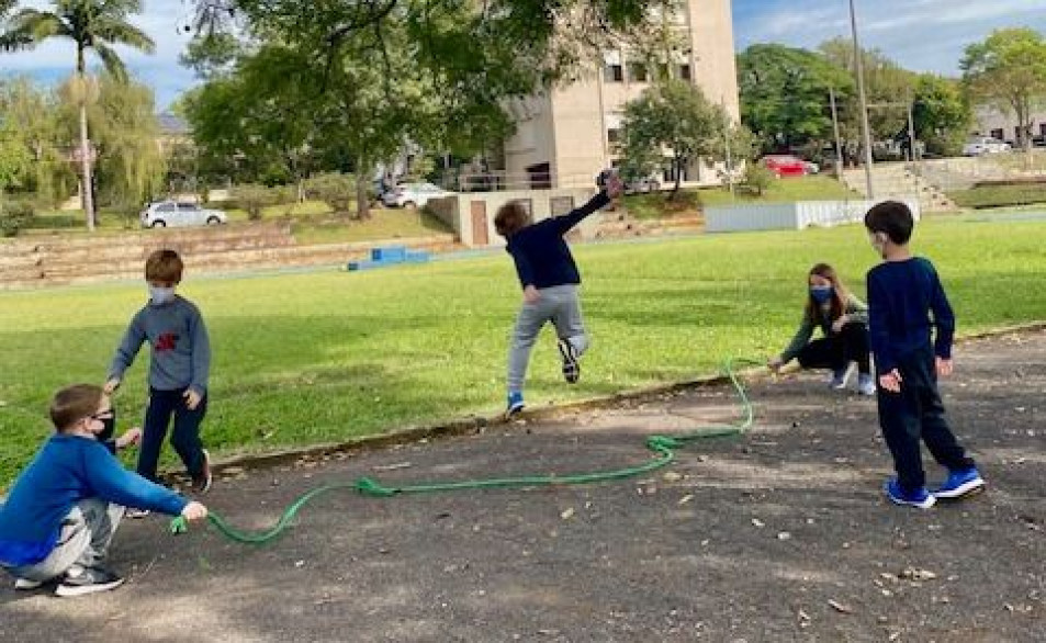 Estudantes do Turno Integral realizam atividades na pista de Atletismo