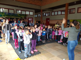 Estudantes participam de ação social de Páscoa