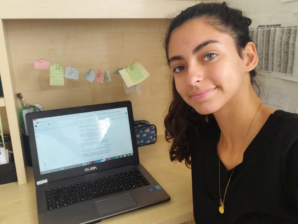 Aluna participa de simulação on-line de uma Conferência da ONU