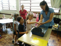 Coelha Lola e Veterinária Natália visitam o Instituto Ivoti