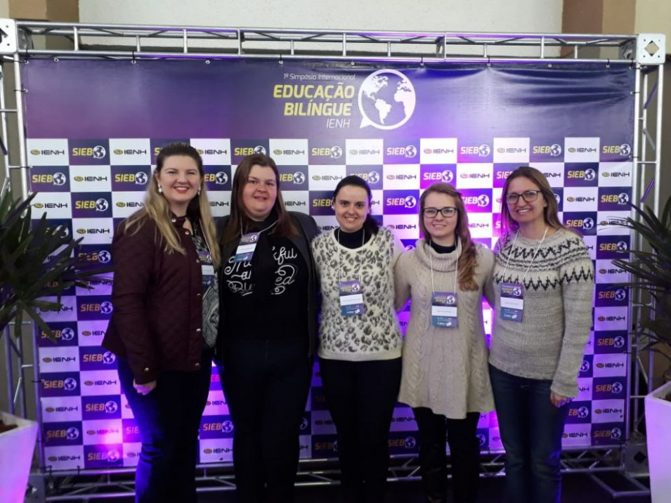 Professora participam de Simpósio de Educação Bilíngue