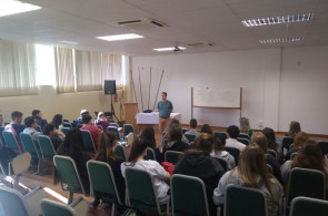 Professor apresenta projeto de mestrado na turma de inglês avançado
