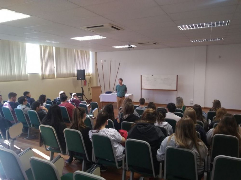 Professor apresenta projeto de mestrado na turma de inglês avançado