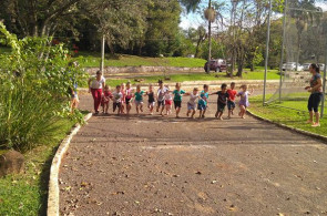 Turma de escola Municipal conhece pista de Atletismo