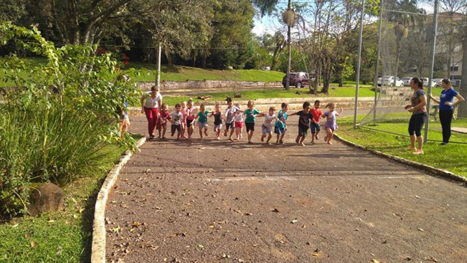 Turma de escola Municipal conhece pista de Atletismo