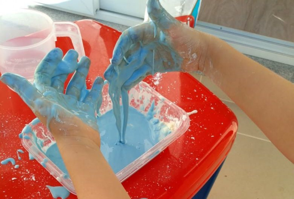 Crianças do Nível 4 aprendem sobre o tato com experiências divertidas