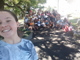 Alunos distribuem abraço grátis na praça