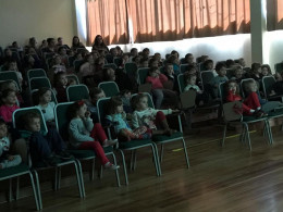 Manhã de cinema para os alunos do Currículo Bilíngue