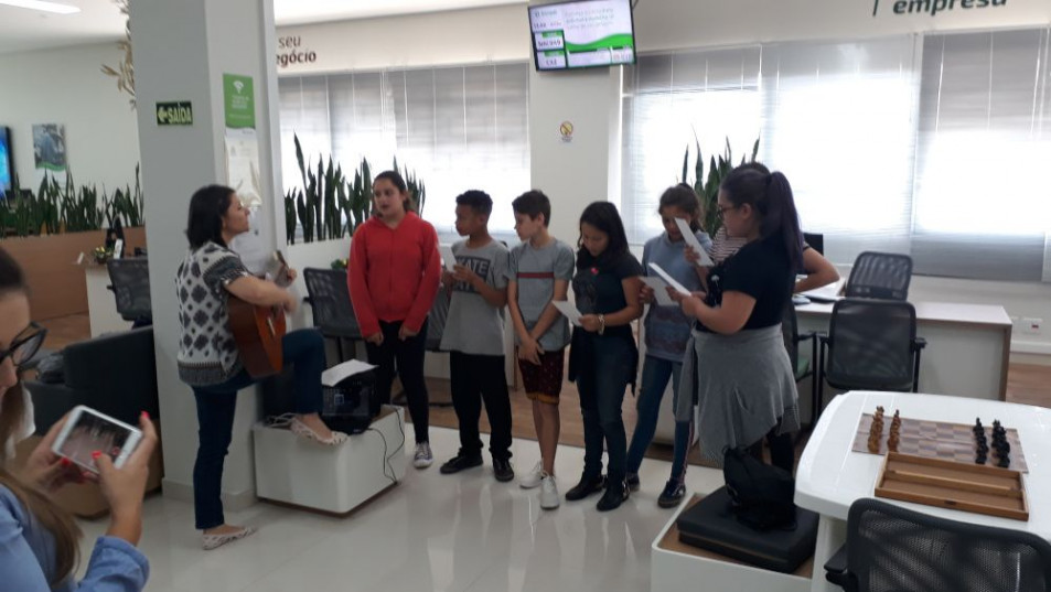 Grupo do Projeto Social se apresenta no Sicredi Ivoti