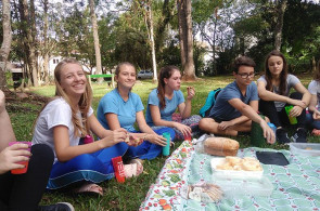 Piquenique com comidas típicas dos países participantes da SLA