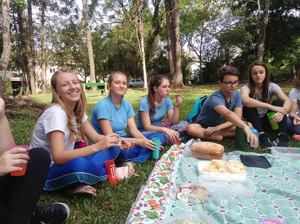 Piquenique com comidas típicas dos países participantes da SLA