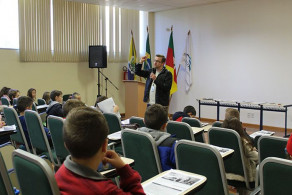 Alunos participam da modalidade teórica da Olimpíada de Robótica