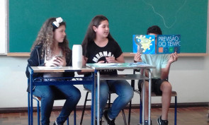 Alunos do 6º ano fazem um telejornal na sala de aula