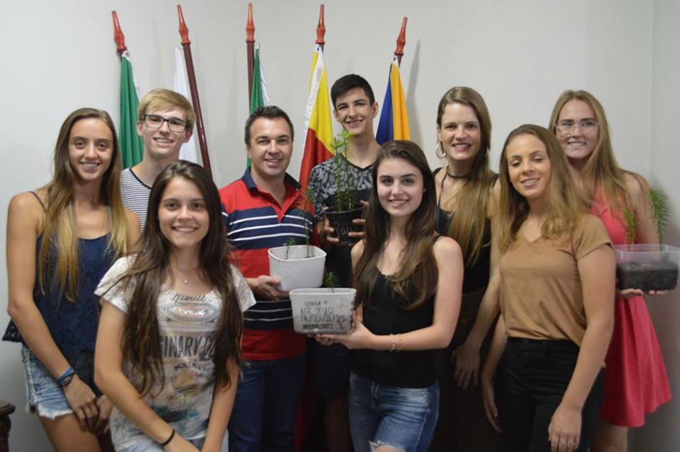 Turma se reúne com o prefeito e fala sobre parque de araucárias