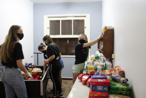 GEGA arrecada mais de 400 quilos de alimentos em Drive Thru Solidário