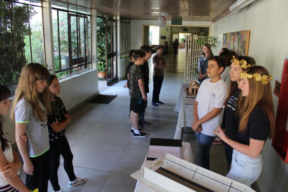 Turma do Ensino Médio realiza mostra sobre Gregos na Antiguidade