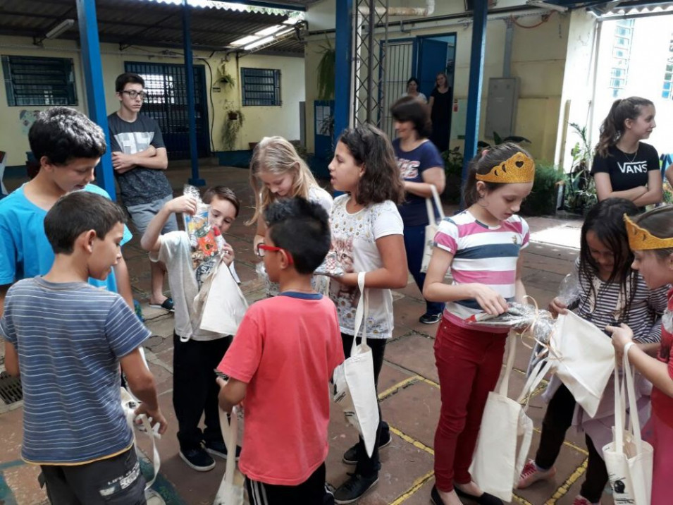 Turma realiza Ação Solidária na Escola 19 de Outubro
