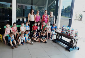 Turmas da Educação Infantil doam tampinhas para a Liga