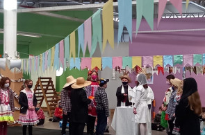 As turmas dos 5º anos realizam apresentação de peça teatral junina.