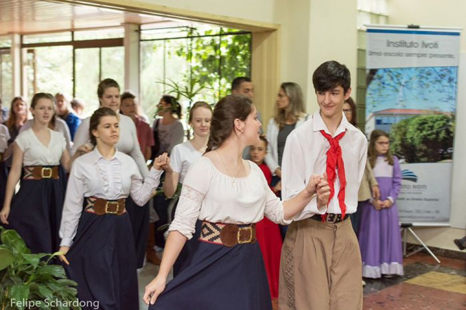 Festa Farroupilha do GEGA teve declamação e dança