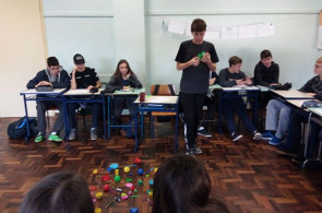 Estudantes aprendem sobre os elementos da tabela periódica