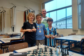 Alunos recebem medalhas do Torneio Interno de Xadrez
