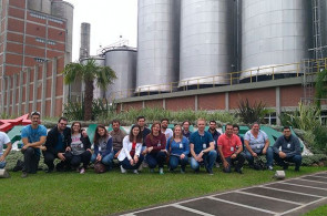 Acadêmicos conhecem a fábrica da cervejaria Heineken