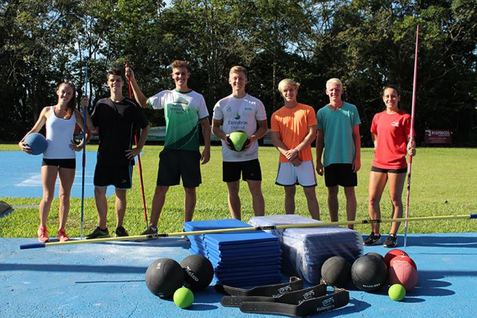 Equipe de Atletismo recebe equipamentos novos