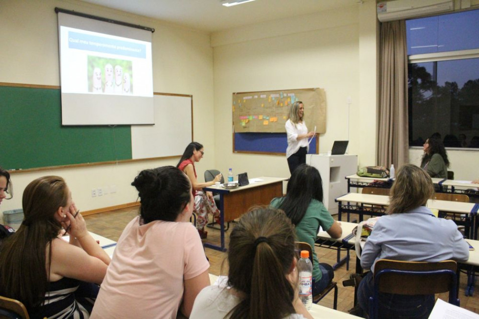 Turma assiste palestra sobre os desafios e singularidade do sujeito