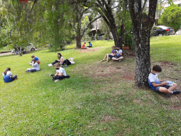 Turma do 5º ano faz momento de leitura no pátio