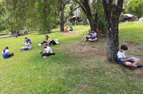 Turma do 5º ano faz momento de leitura no pátio