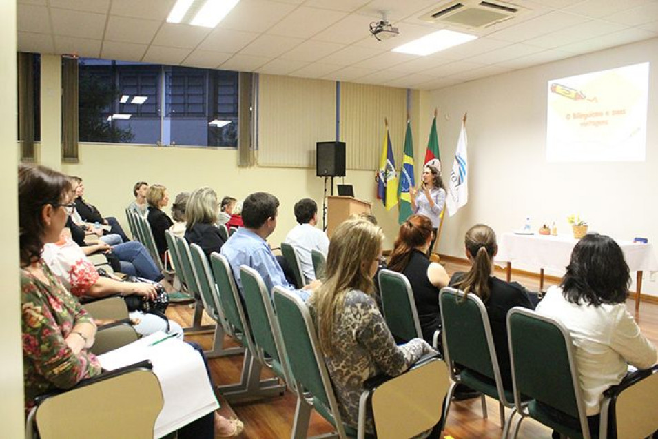 Bilinguismo foi tema da reunião de pais