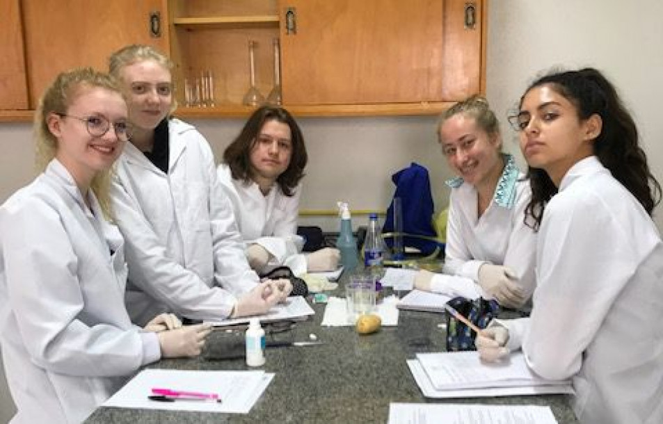 Aula de química com proposta diferente para o Ensino Médio