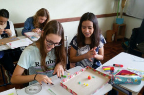 Célula animal confeccionada com massinha de modelar