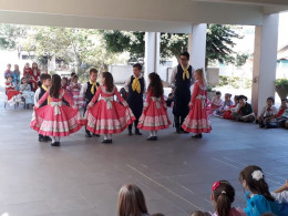 Alunos assistem apresentação do DTG Harmonia