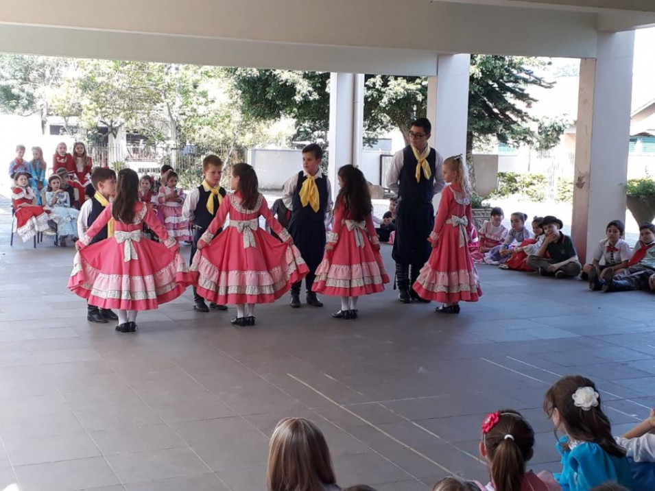 Alunos assistem apresentação do DTG Harmonia