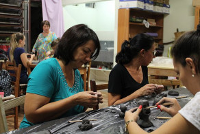 Aula de modelagem em argila para a turma de pedagogia