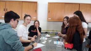 Alunos do Ensino Médio tem aula prática sobre condutividade elétrica