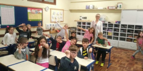 Visita de dentista para falar sobre higiene bucal na turma do 1º ano